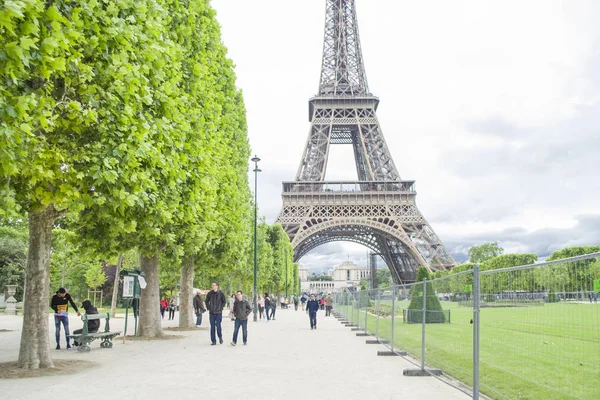 Champ de Mars e a Torre Eiffel . — Fotografia de Stock