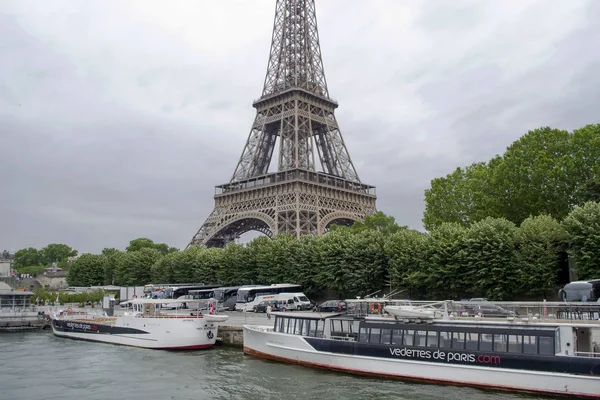 Turistické lodě na molu u Eiffelovy věže. — Stock fotografie