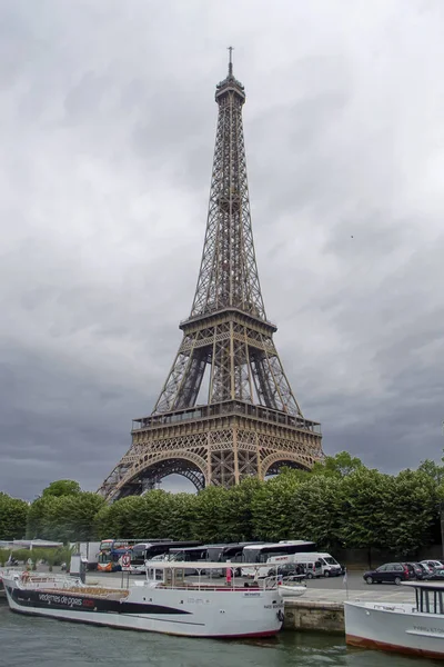 Barcos turísticos no cais da Torre Eiffel . — Fotografia de Stock