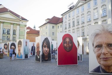 Prag 'daki eski kasaba. Meydanda fotoğraf sergisi.