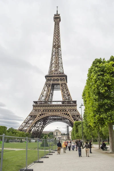 Champ de Mars e a Torre Eiffel . — Fotografia de Stock