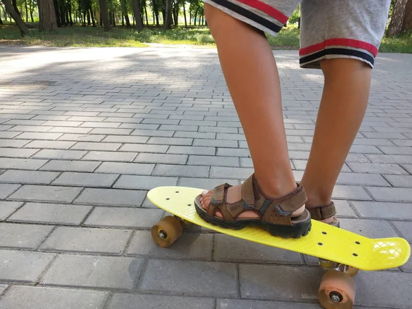 Fötter Liten Pojke Bruna Sandaler Gul Barnskateboard Parken Nära Ögat — Stockfoto