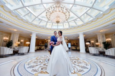 evlilik çift birbirlerine sarılma