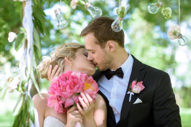 Düğün çifti sarılma