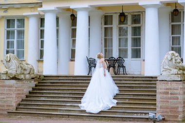 Gelin beyaz gelinlik içinde