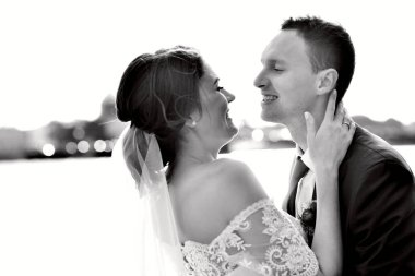 Birbirlerine sarılıyorlar.