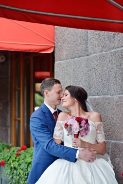 Mutlu çift kucaklaşması