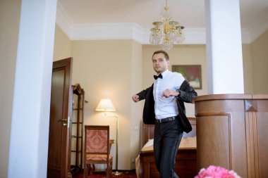 Damat giyen takım elbise