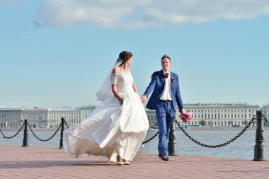 Çift birbirlerine holding