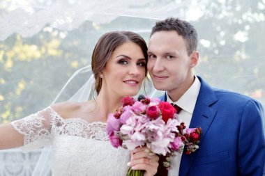 Düğün çift doğa üzerinde