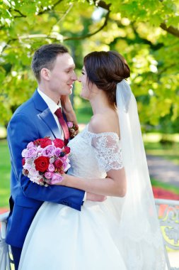 Mutlu çift sarılıyor.