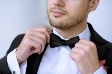 Siyah takım elbiseli damat