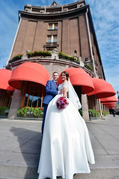 Casamento casal na natureza — Fotografia de Stock