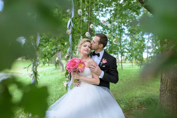 Pareja de boda en jardín — Foto de Stock