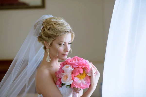 Krásu nevěsty s kyticí — Stock fotografie