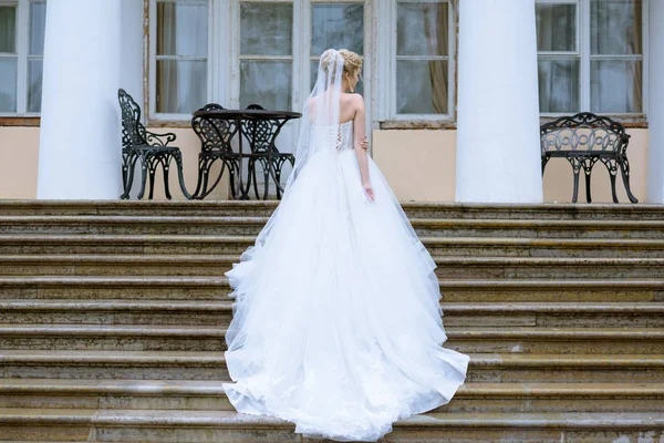 Sposa in abito da sposa bianco — Foto Stock