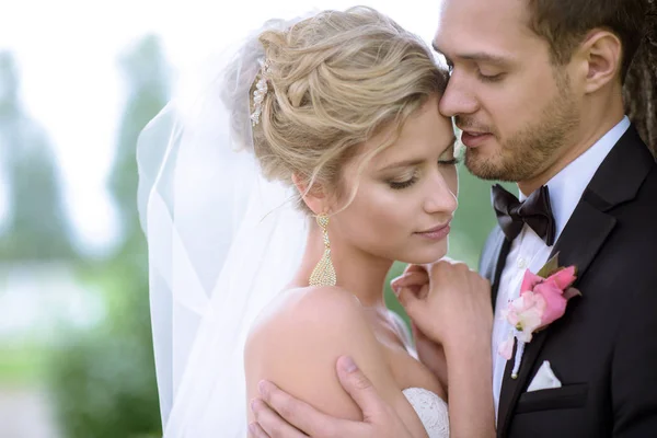 Casal no jardim verde — Fotografia de Stock