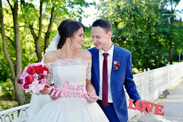 Pareja de boda en parque —  Fotos de Stock