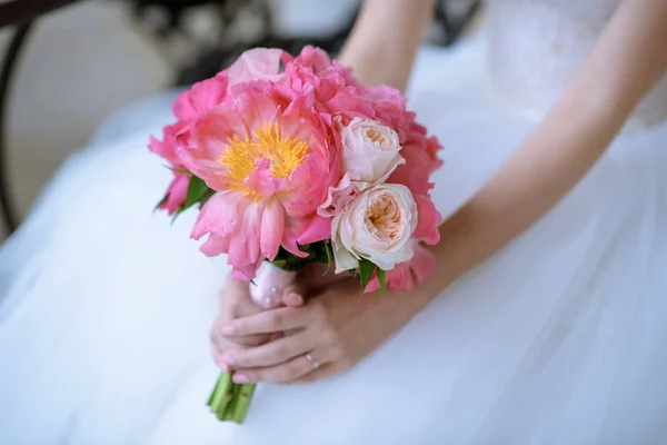 Невеста красоты с букетом — стоковое фото