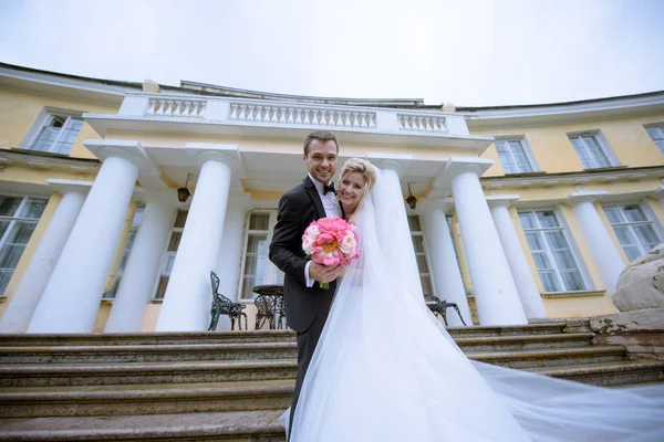 Casamento casal abraçando uns aos outros — Fotografia de Stock