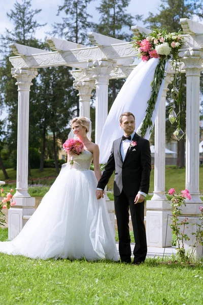 Ehepaare melden Heirat an — Stockfoto