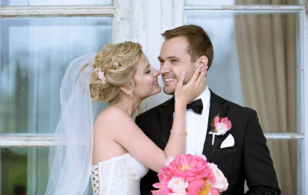 Bonito abraço casal — Fotografia de Stock