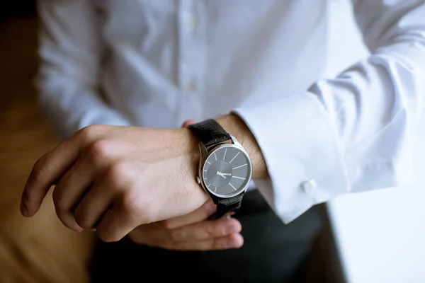 Bräutigam trägt Armbanduhr — Stockfoto