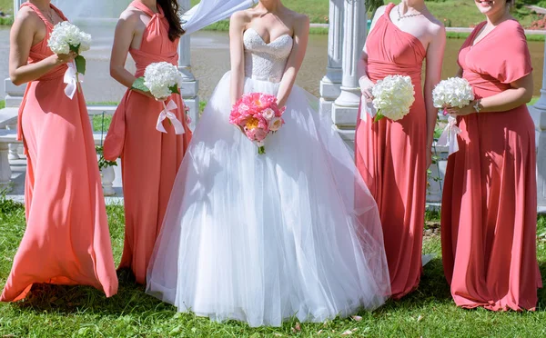 Подружки невесты и невесты с букетами — стоковое фото