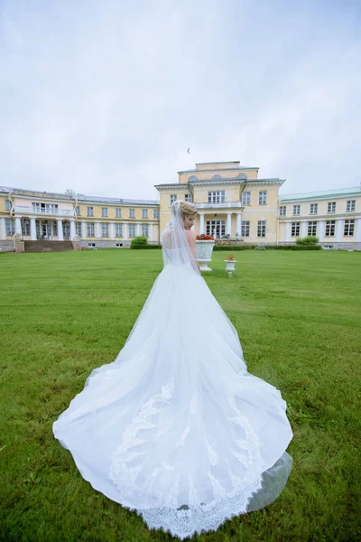穿着白色婚纱的新娘 — 图库照片
