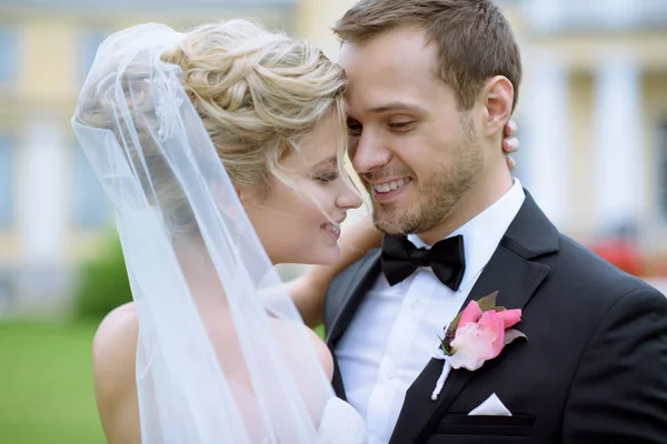 Casal de casamento apaixonado — Fotografia de Stock