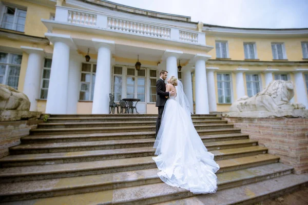 Casal abraçando uns aos outros — Fotografia de Stock