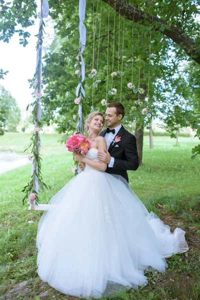 Matrimonio coppia sul giardino — Foto Stock