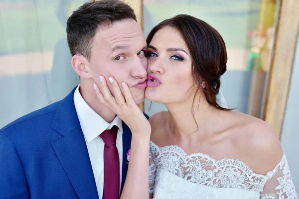 Bruidspaar kussen — Stockfoto