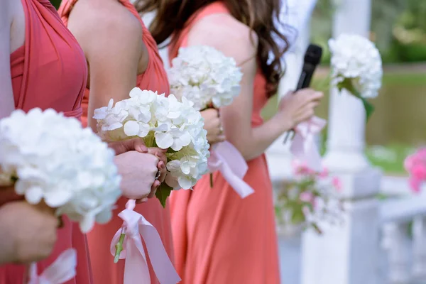 Красивые подружки невесты с букетами — стоковое фото