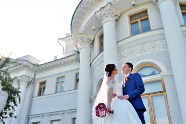 Düğün çifti sarılma