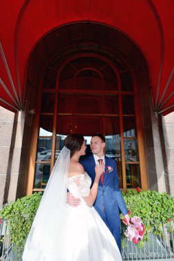 Düğün çifti sarılma