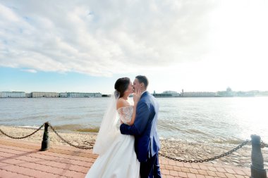 nehir kenarında sarılma Çift