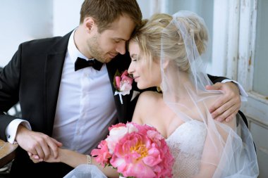 güzel çift birbirlerine sarılma