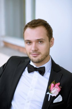 Siyah elbiseli yakışıklı damat