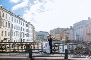 Birbirlerine sarılıyorlar.