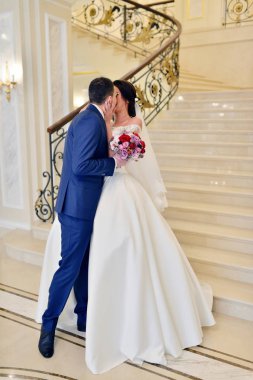 Birbirlerine sarılıyorlar.