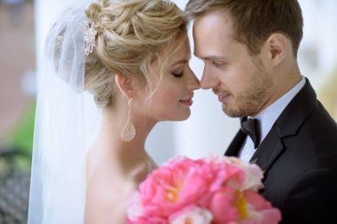 güzel çift birbirlerine sarılma