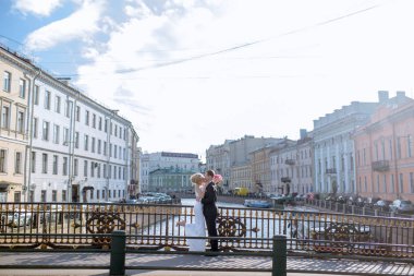 Birbirlerine sarılıyorlar.