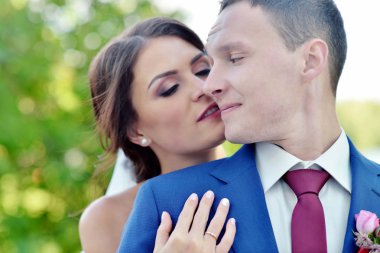 Bahçe üzerinde sarılma Çift