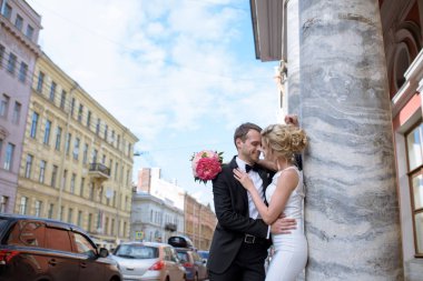 Düğün çifti sarılma