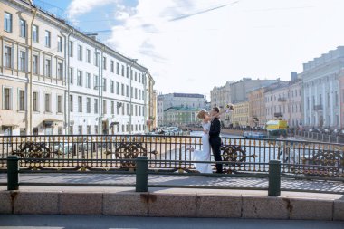 Birbirlerine sarılıyorlar.