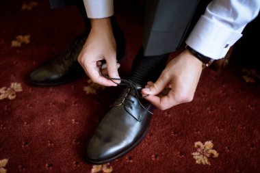 Ayakkabı giyen damat