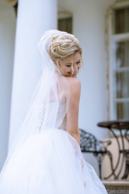 Gelin açık beyaz elbiseli