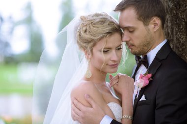 Düğün çifti sarılma