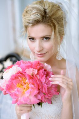 Pembe buket gelinle